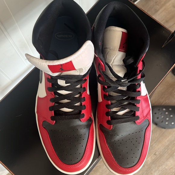 The Jordan 1 Mid Chicago Toe - Picture 5 of 5